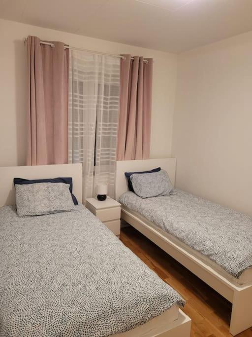 Вилла Beautiful Terraced House With Private Parking Сандвикен Экстерьер фото