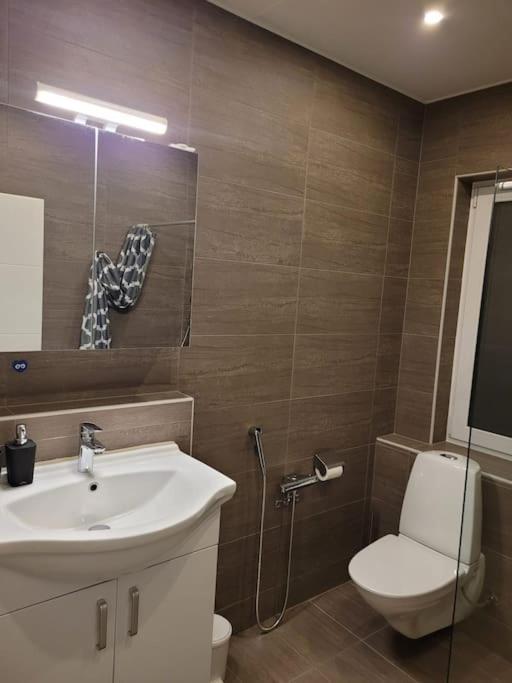 Вилла Beautiful Terraced House With Private Parking Сандвикен Экстерьер фото